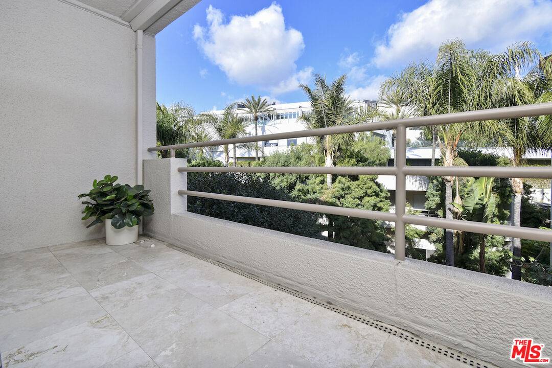 West Hollywood, CA 90069,1131 ALTA LOMA RD #422