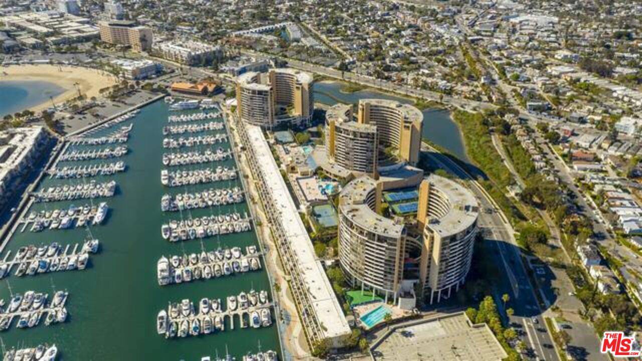 Marina Del Rey, CA 90292,4314 Marina City Dr #824