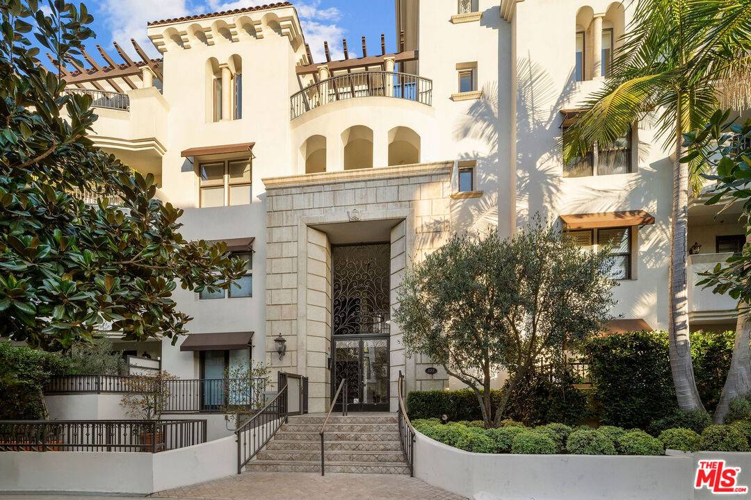 West Hollywood, CA 90048,122 N Clark Dr #302