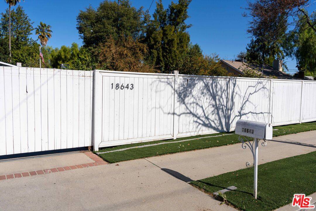 Reseda, CA 91335,18643 Strathern St