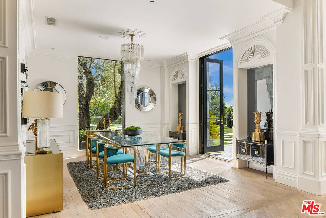 Los Angeles, CA 90069,1457 Blue Jay Way