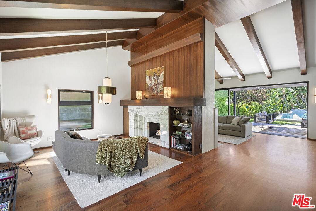 Los Angeles, CA 90068,5637 Park Oak Pl