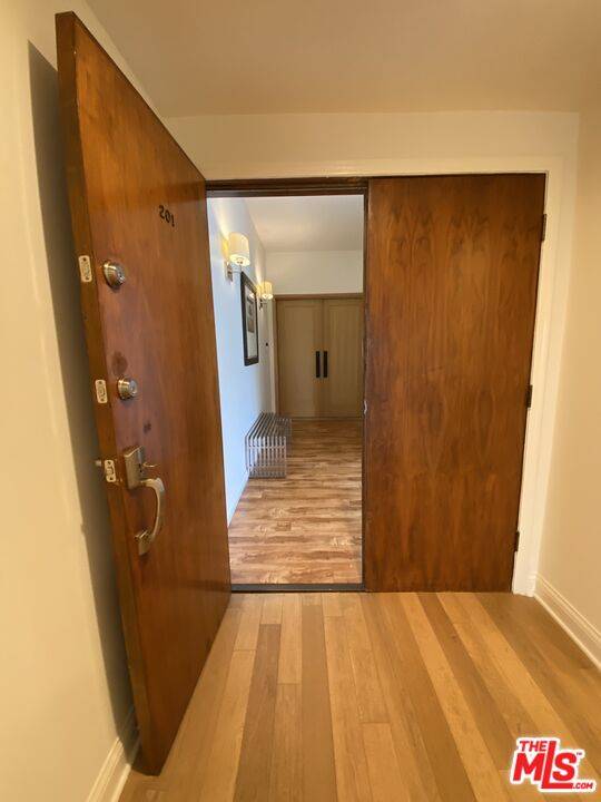 Beverly Hills, CA 90212,125 S Elm Dr #201