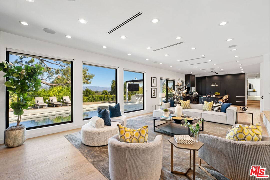 Tarzana, CA 91356,19536 Wells Dr