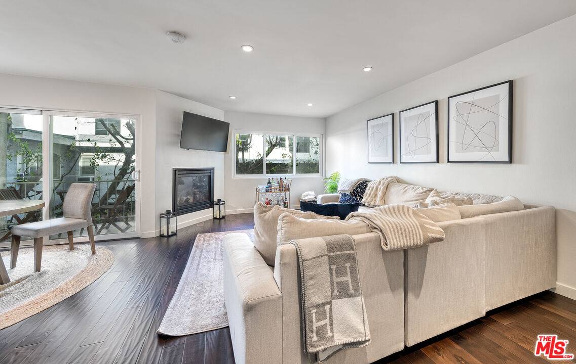 Los Angeles, CA 90049,11656 Montana Ave #206