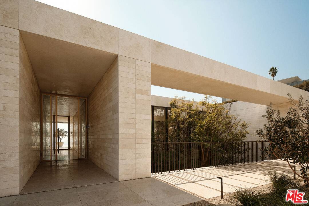 West Hollywood, CA 90069,9214 Nightingale Dr
