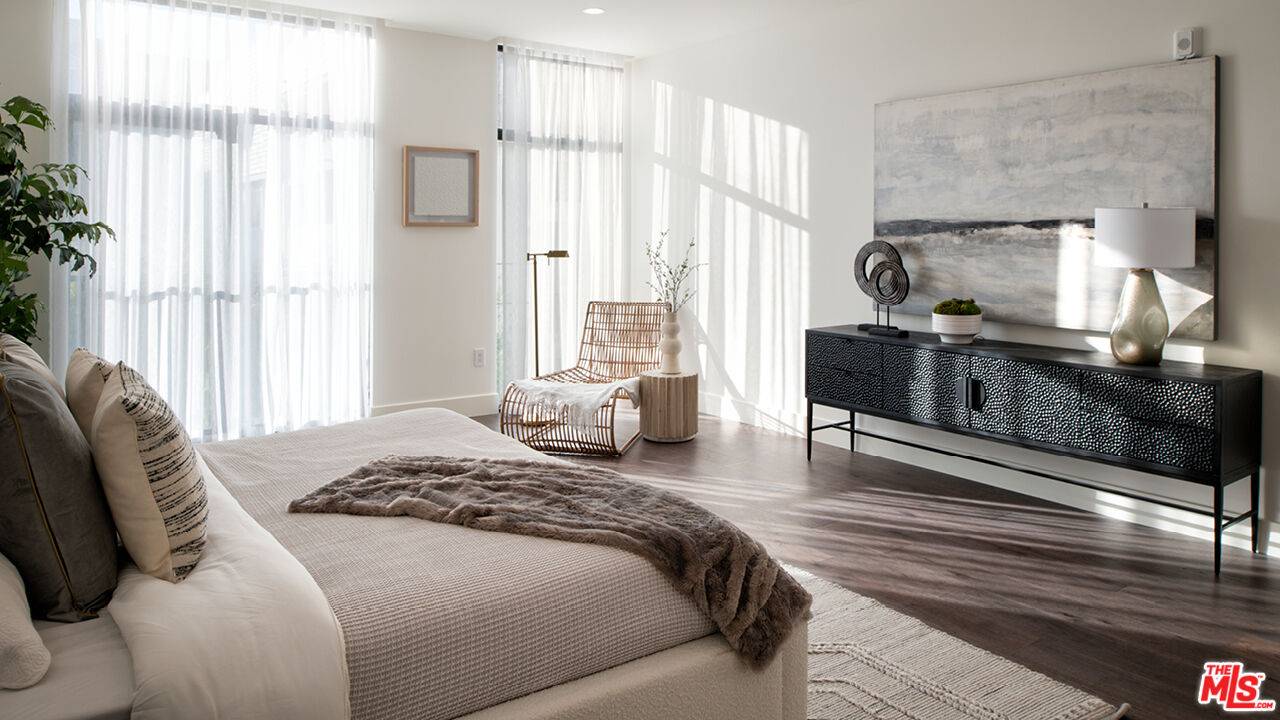 Beverly Hills, CA 90210,425 N Palm Dr #301