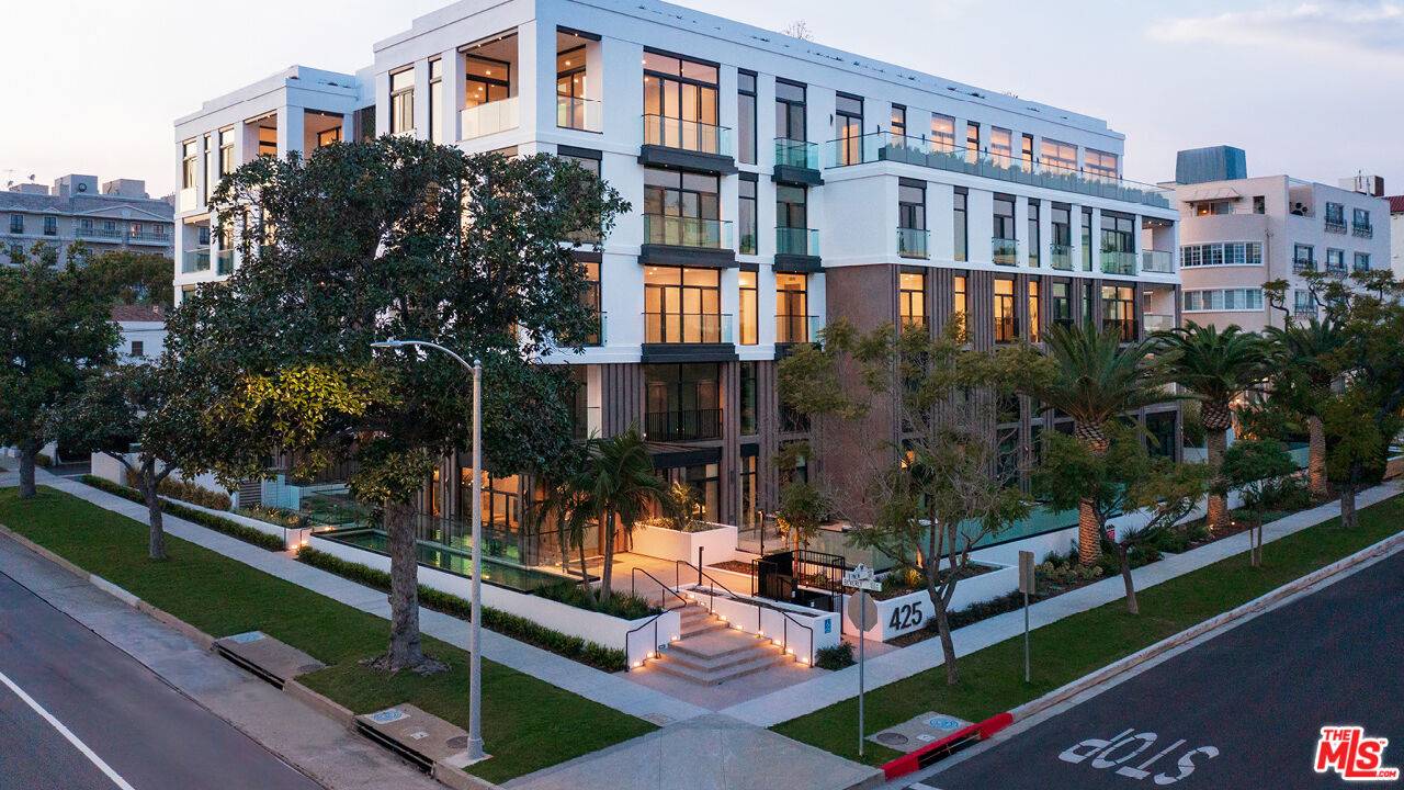 Beverly Hills, CA 90210,425 N Palm Dr #301