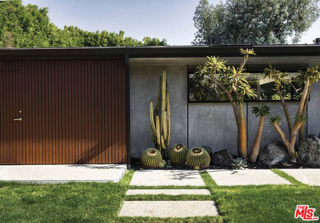 Los Angeles, CA 90049,100 N Woodburn Dr