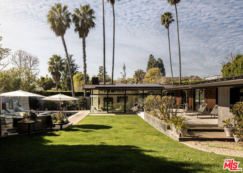 Los Angeles, CA 90049,100 N Woodburn Dr