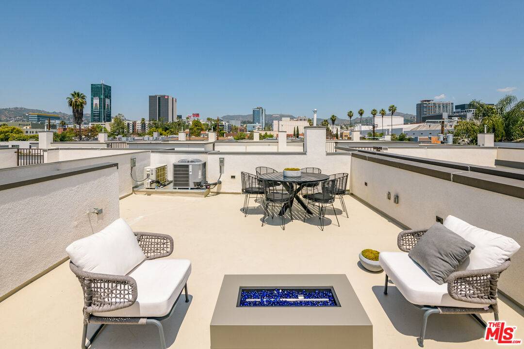 Los Angeles, CA 90038,6120 W Marbella Pl
