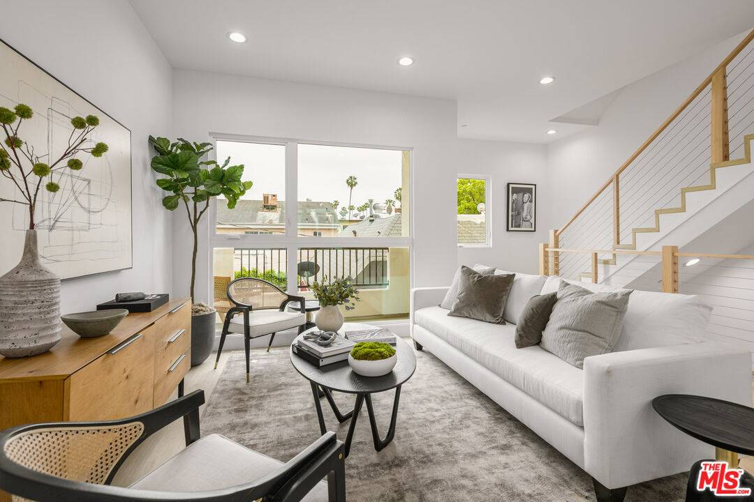 Los Angeles, CA 90038,6120 W Marbella Pl