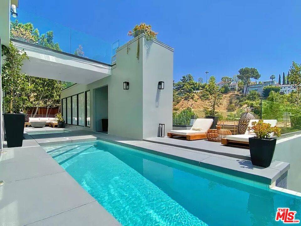 Los Angeles, CA 90068,2746 Rinconia Dr