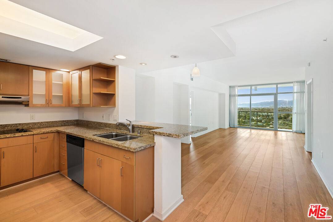 Marina Del Rey, CA 90292,13700 Marina Pointe Dr #1411