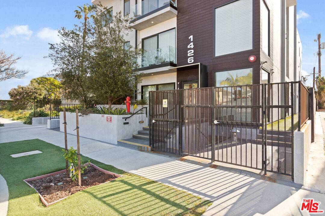 Los Angeles, CA 90035,1426 S Hayworth Ave #101
