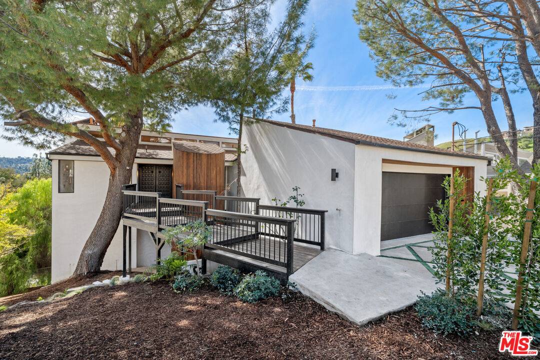 Woodland Hills, CA 91364,5064 Llano Dr