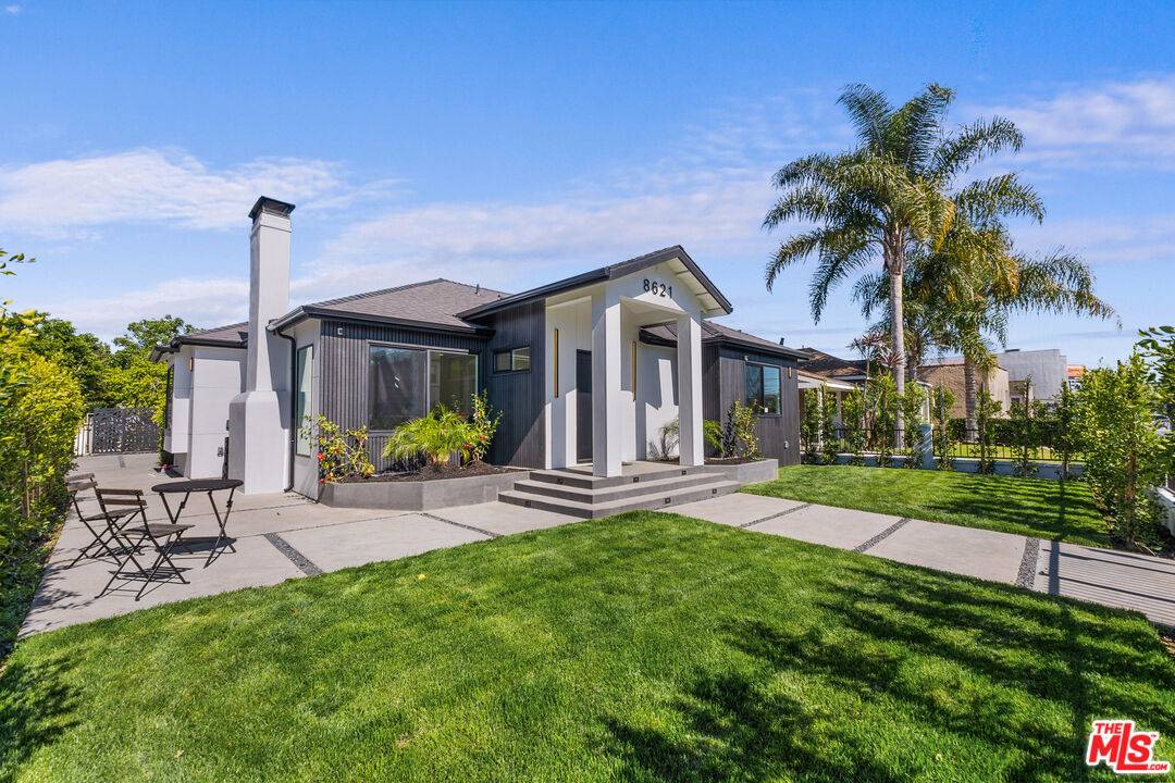 Los Angeles, CA 90034,8621 Olin St