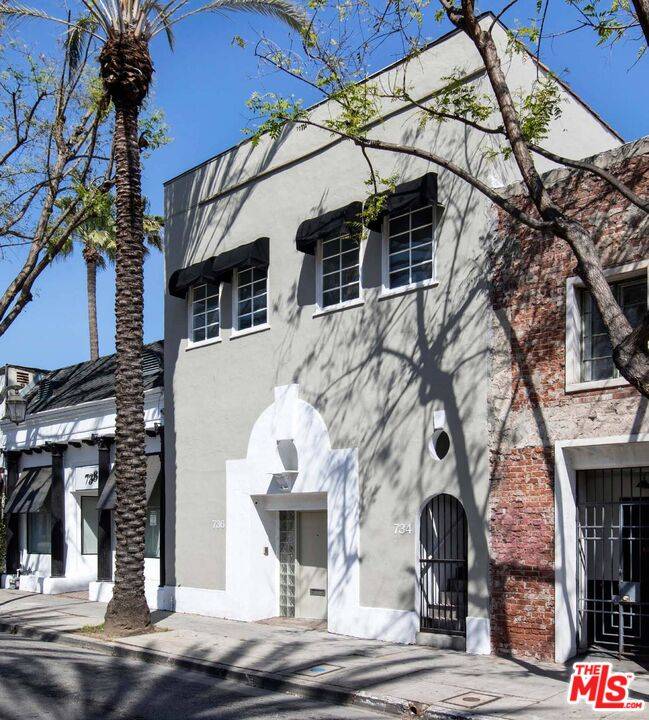 Los Angeles, CA 90038,736 N Highland Ave