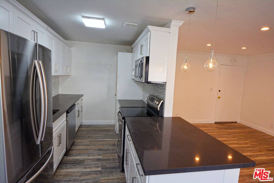 Encino, CA 91316,5400 Newcastle Ave #6
