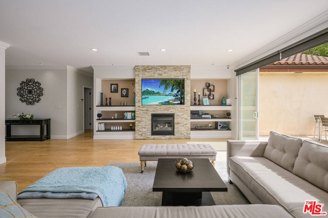 Tarzana, CA 91356,19324 Oxnard St