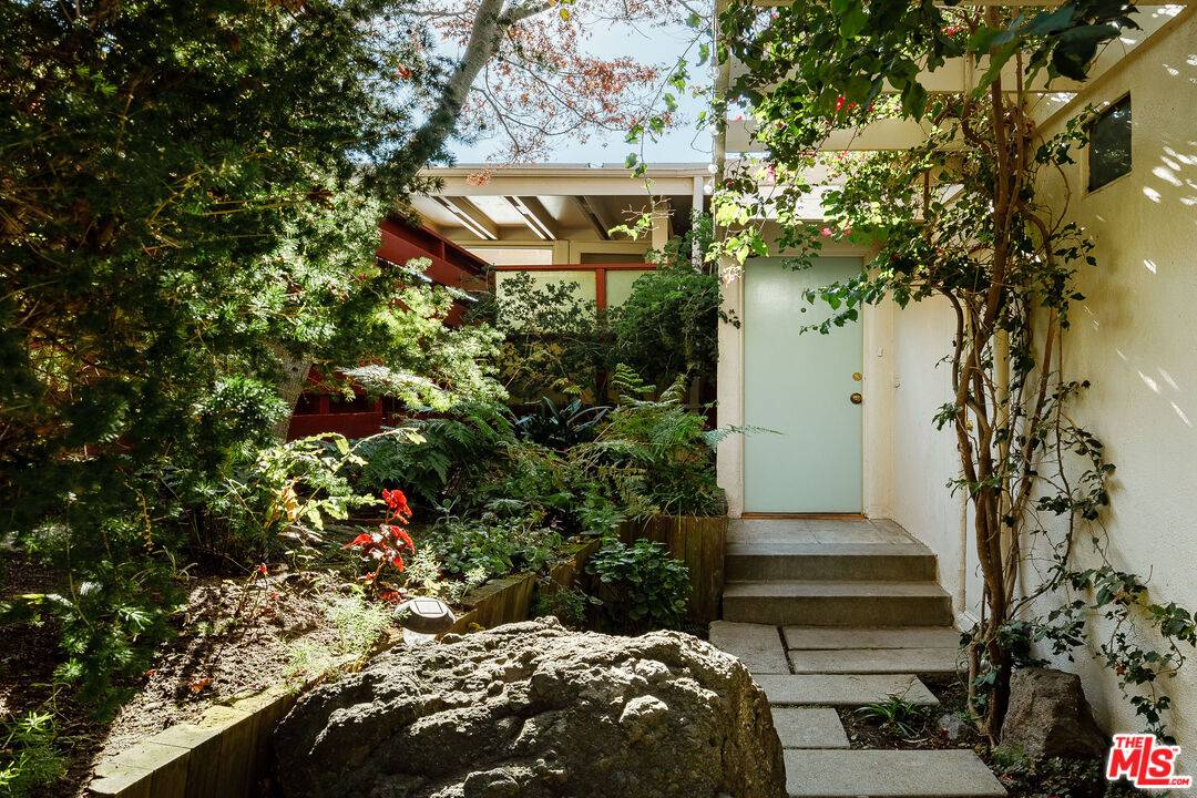 Los Angeles, CA 90068,2764 Outpost Dr