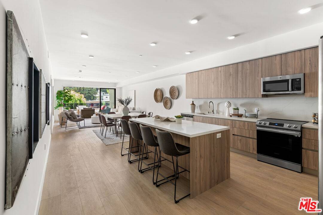 Los Angeles, CA 90068,3649 Regal Pl #201