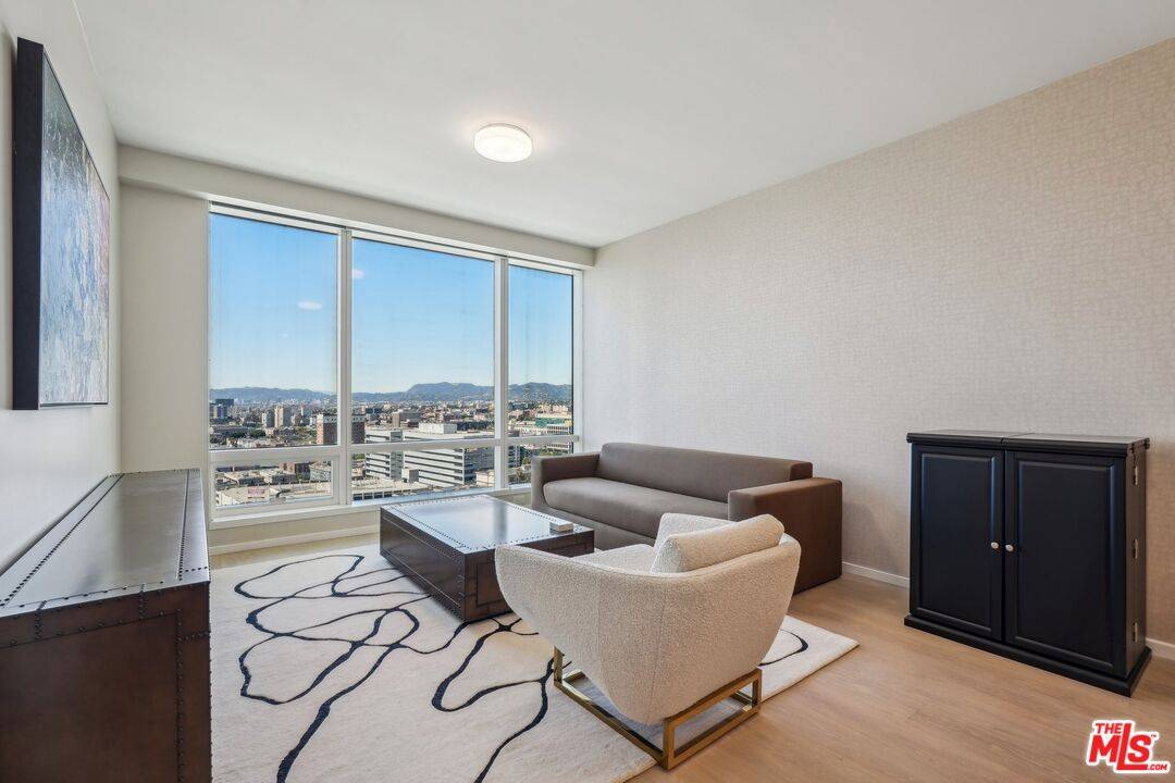 Los Angeles, CA 90017,877 Francisco St #2501