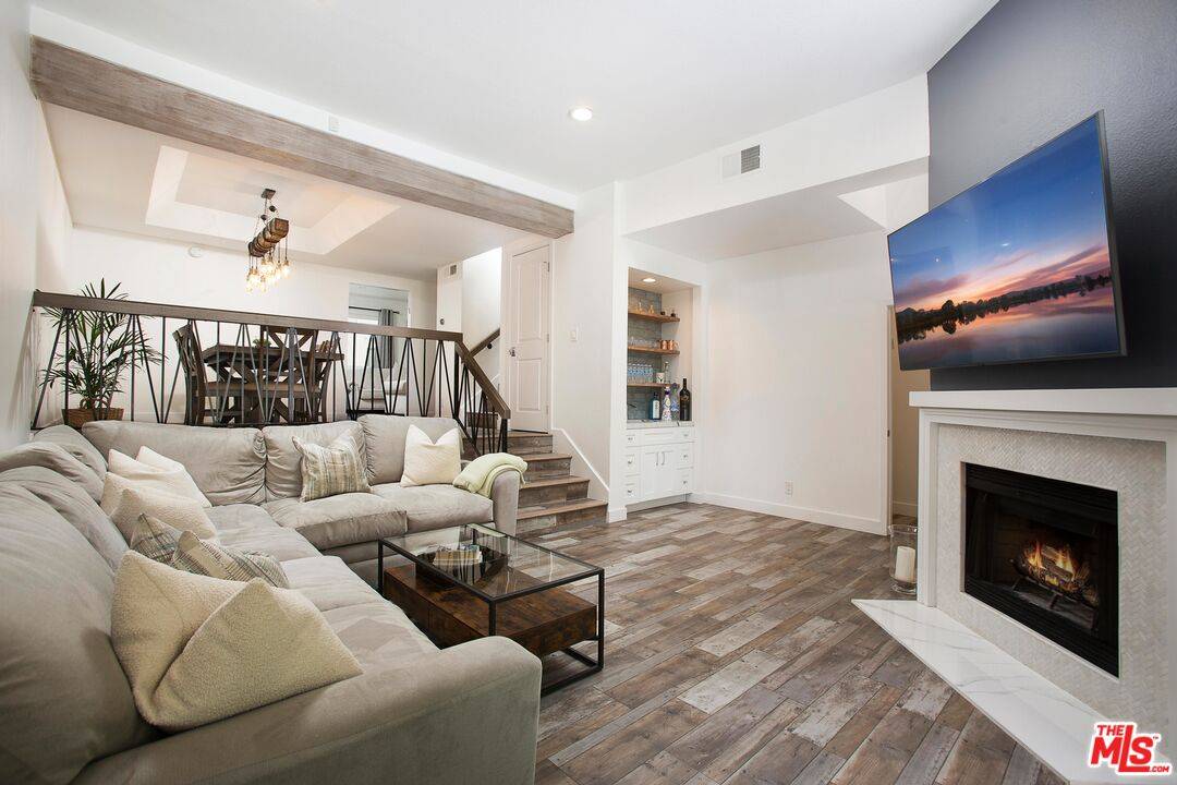Tarzana, CA 91356,18755 Hatteras St #16