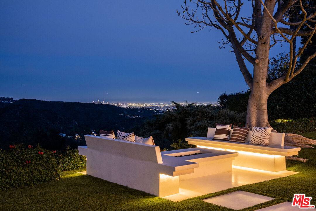 Los Angeles, CA 90077,2262 Stradella Rd