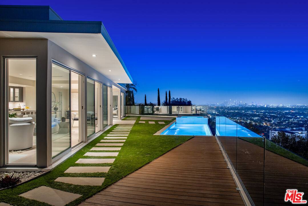 Los Angeles, CA 90069,8515 Hedges Way