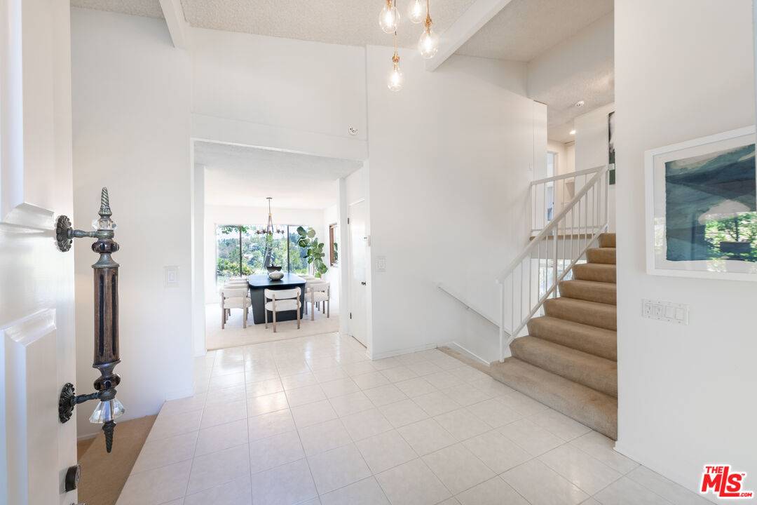 Tarzana, CA 91356,19633 Weeburn Ln