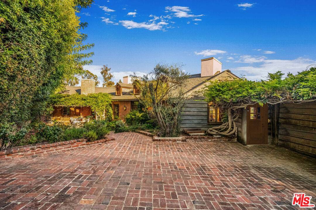 Beverly Hills, CA 90210,1277 Leona Dr