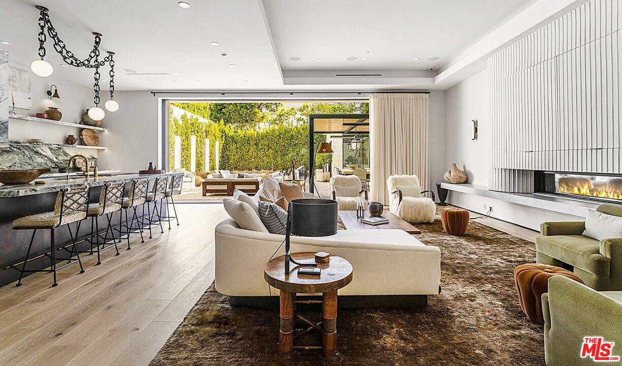 Los Angeles, CA 90049,324 S Medio Dr