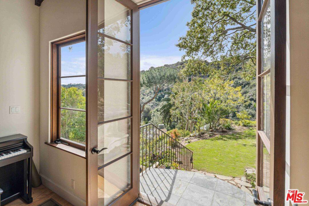 Beverly Hills, CA 90210,10037 Reevesbury Dr