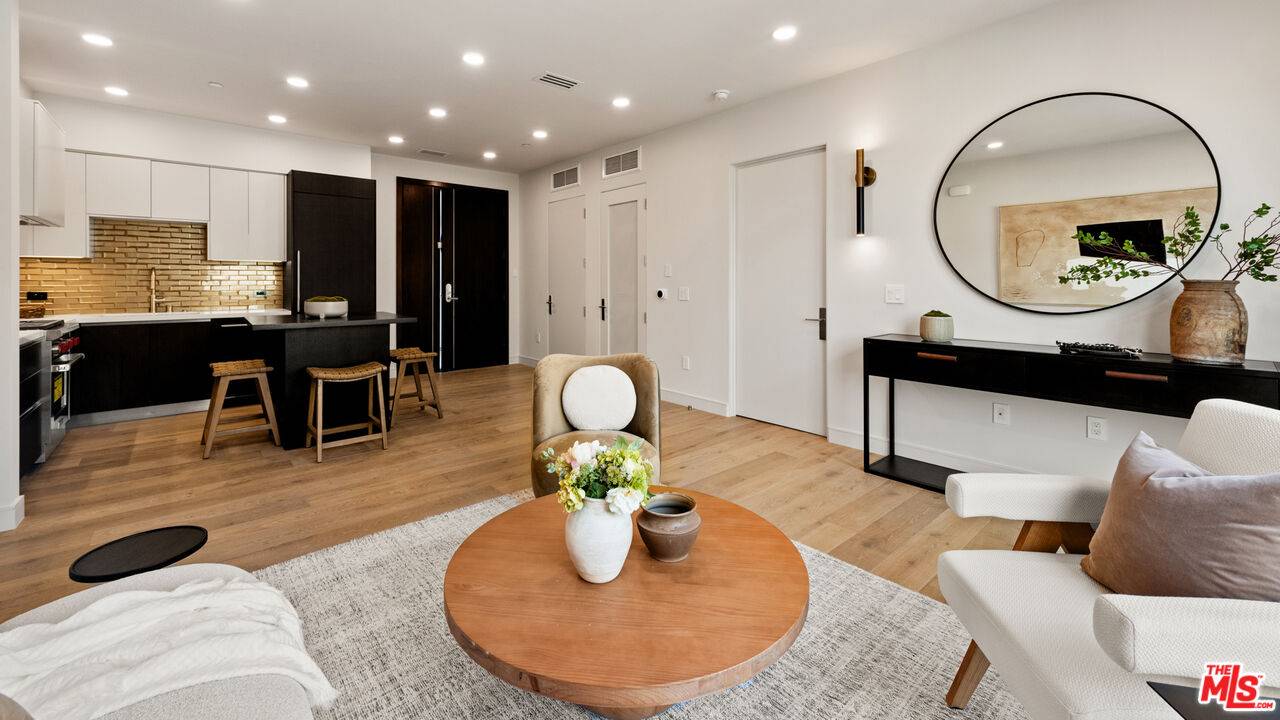 Los Angeles, CA 90049,505 S Barrington Ave #403