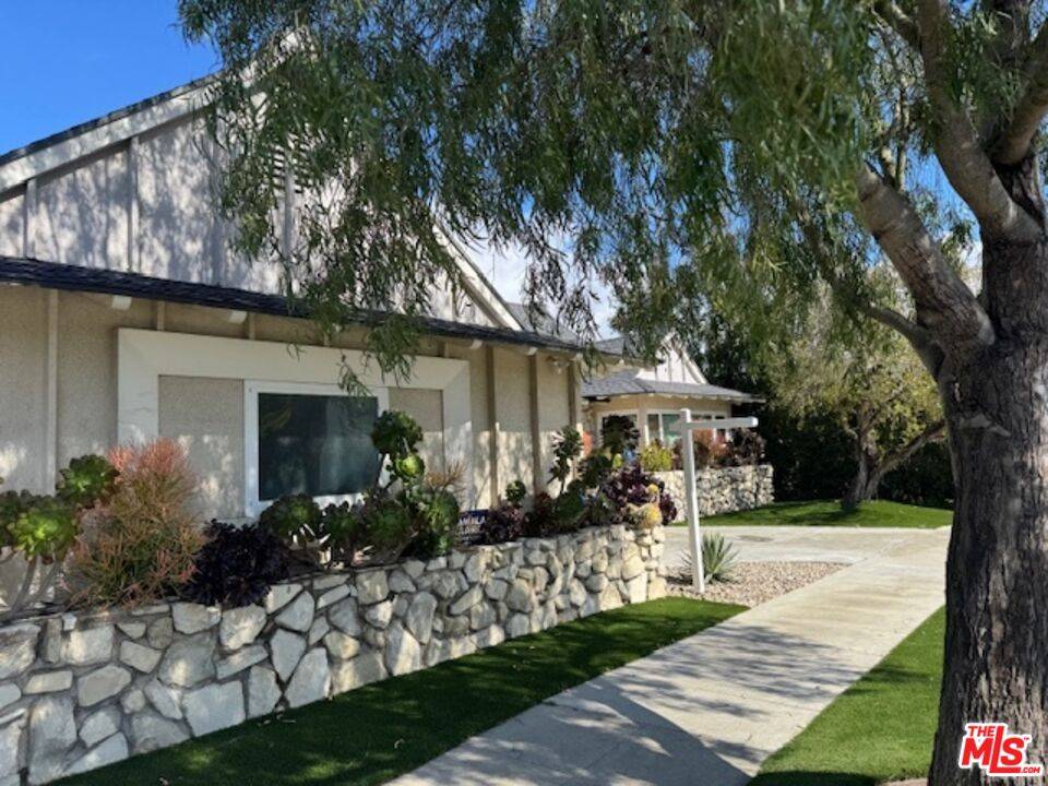 Los Angeles, CA 90008,4561 Don Felipe Dr
