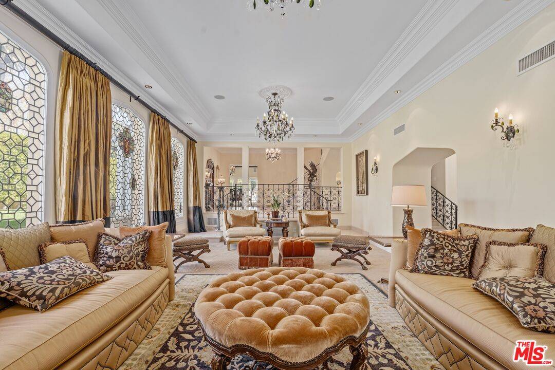 Beverly Hills, CA 90210,809 N Canon Dr