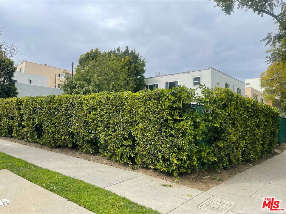 Beverly Hills, CA 90210,331 N Oakhurst Dr