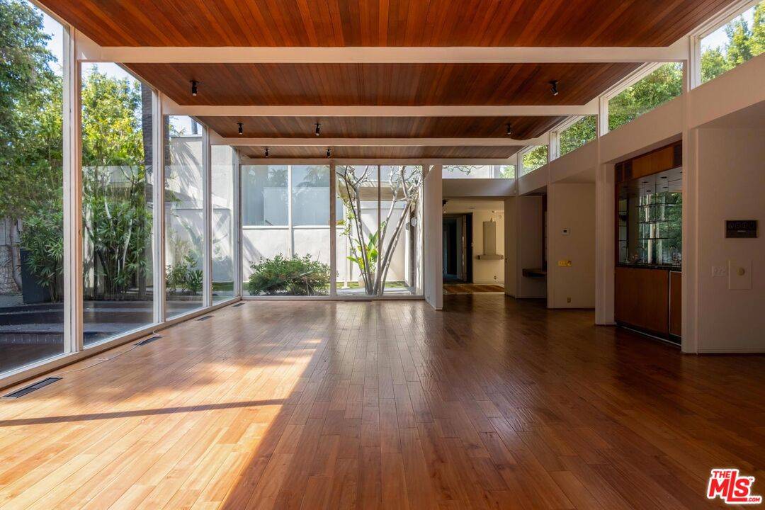 Los Angeles, CA 90004,135 N Rossmore Ave