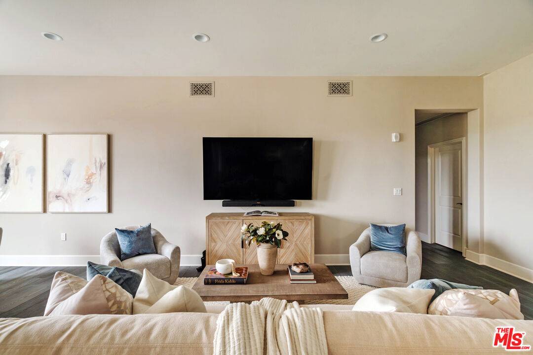 Calabasas, CA 91302,23500 Park Sorrento #C42