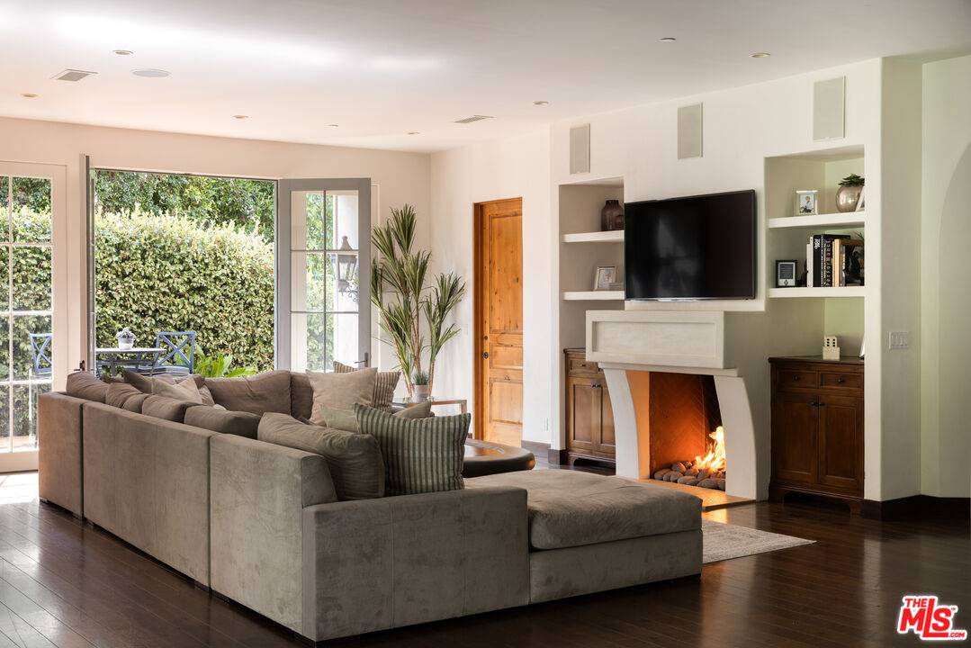 Los Angeles, CA 90049,330 N Carmelina Ave
