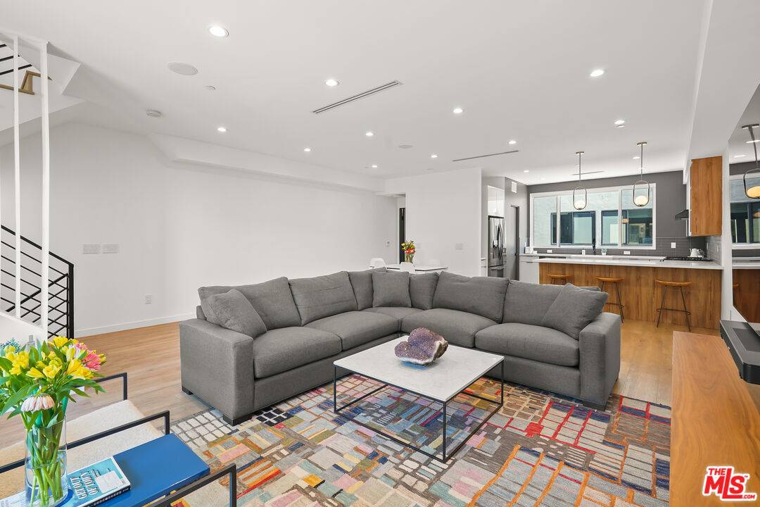 Los Angeles, CA 90038,926 N Ridgewood Pl