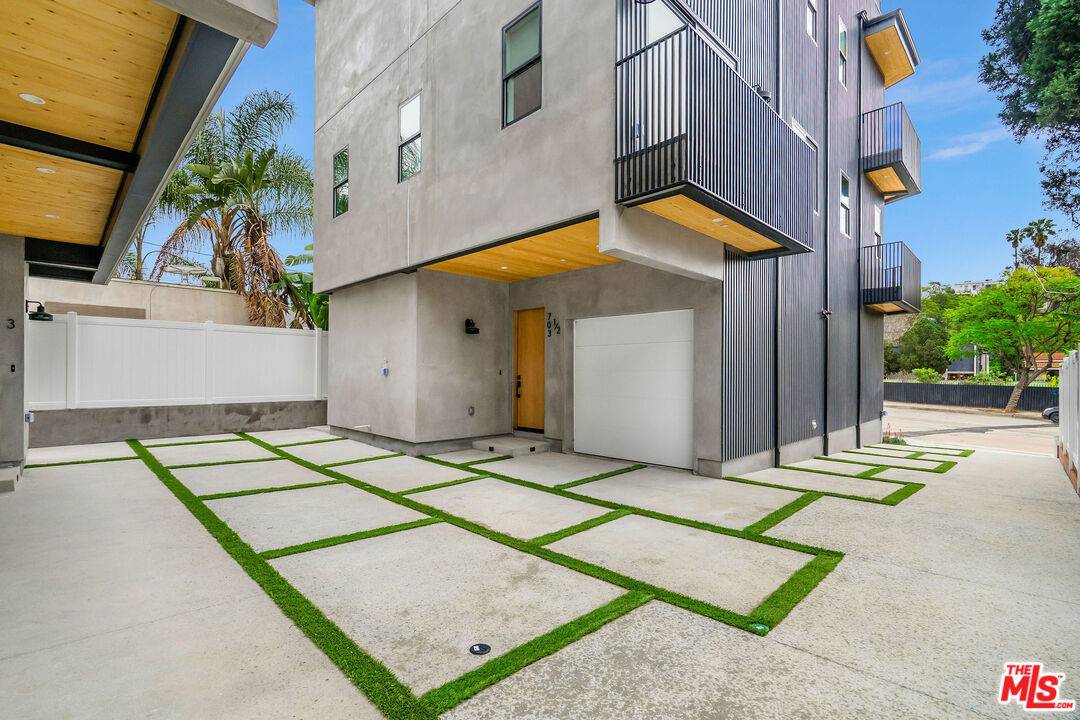 Los Angeles, CA 90026,703 N Vendome St #1/2