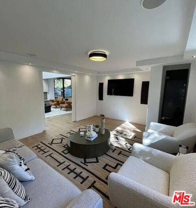 Beverly Hills, CA 90210,1561 Clear View Dr