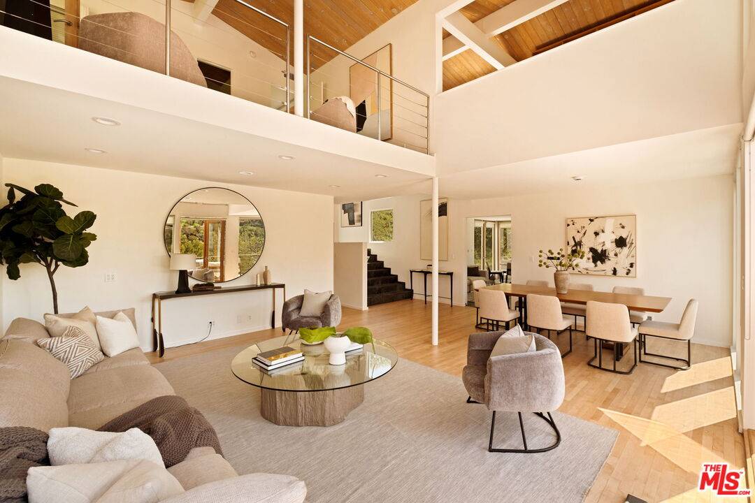 Los Angeles, CA 90068,2776 Outpost Dr