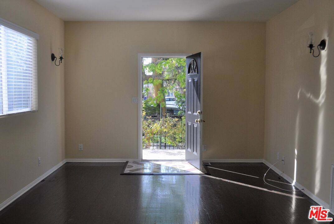 Los Angeles, CA 90019,1816 S La Brea Ave