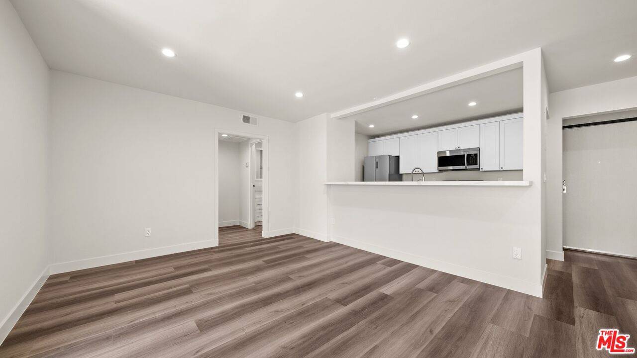 Van Nuys, CA 91406,7453 Haskell Ave #9