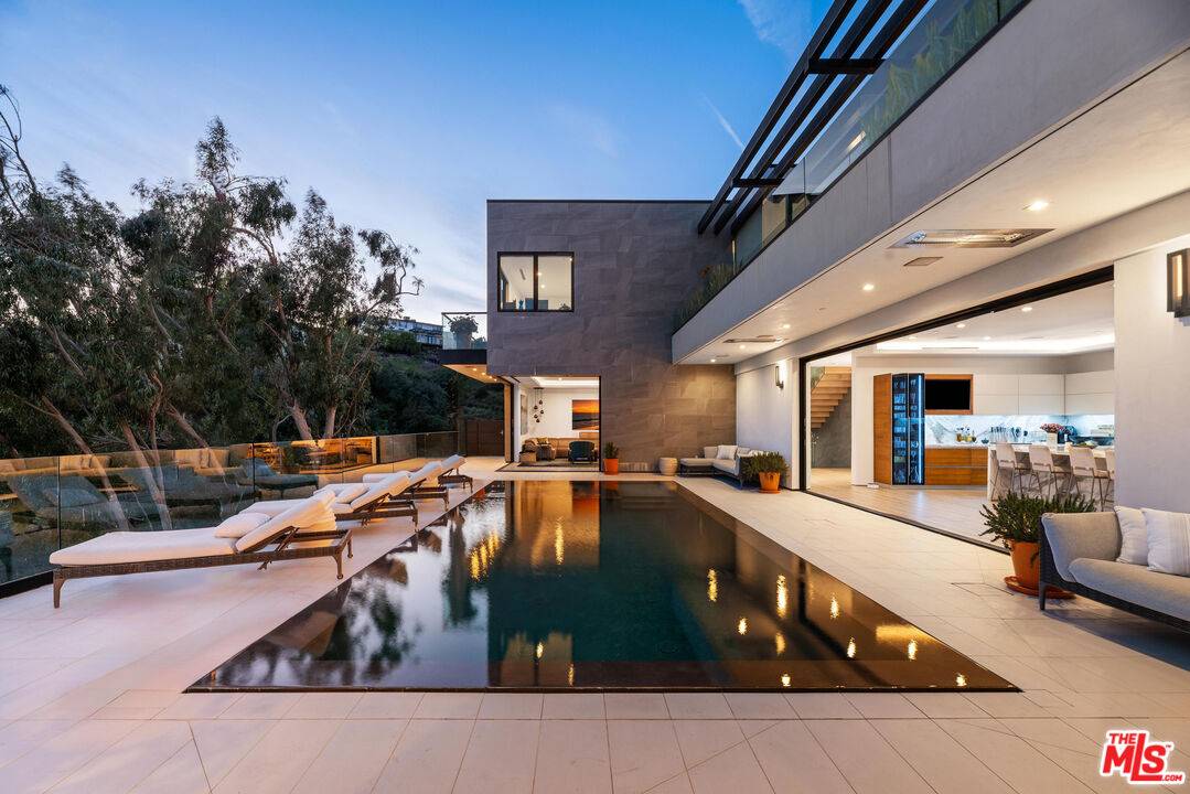 Los Angeles, CA 90049,1225 Chickory Ln