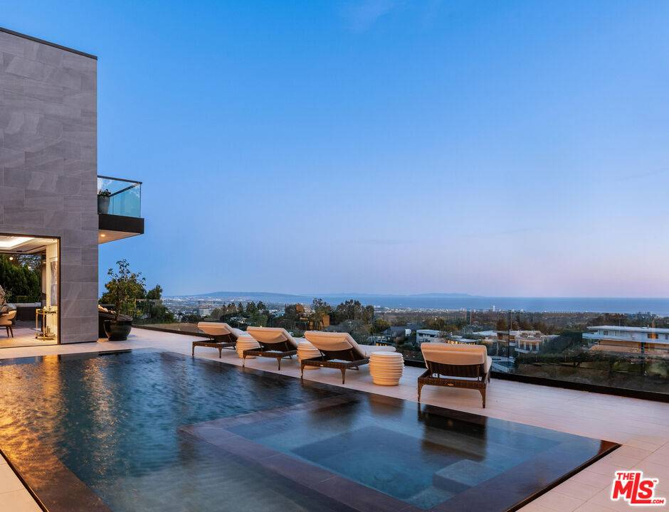 Los Angeles, CA 90049,1225 Chickory Ln