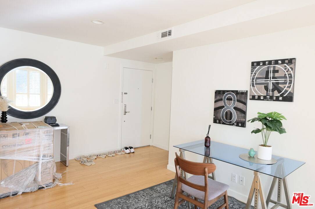 Los Angeles, CA 90005,4407 Francis Ave #201